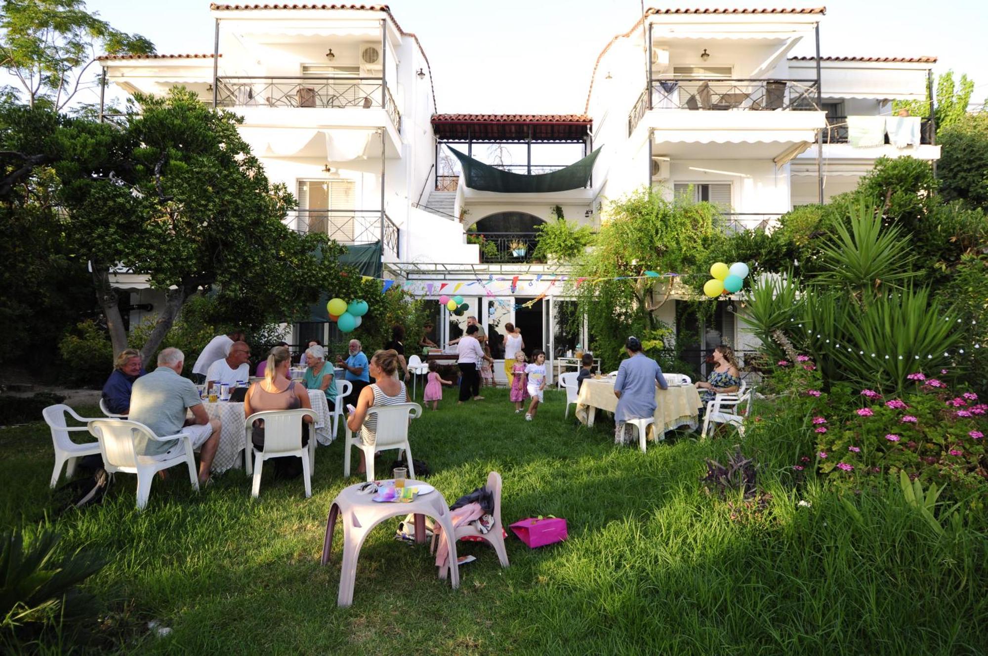 Heracles Guesthouse Rovies Ngoại thất bức ảnh