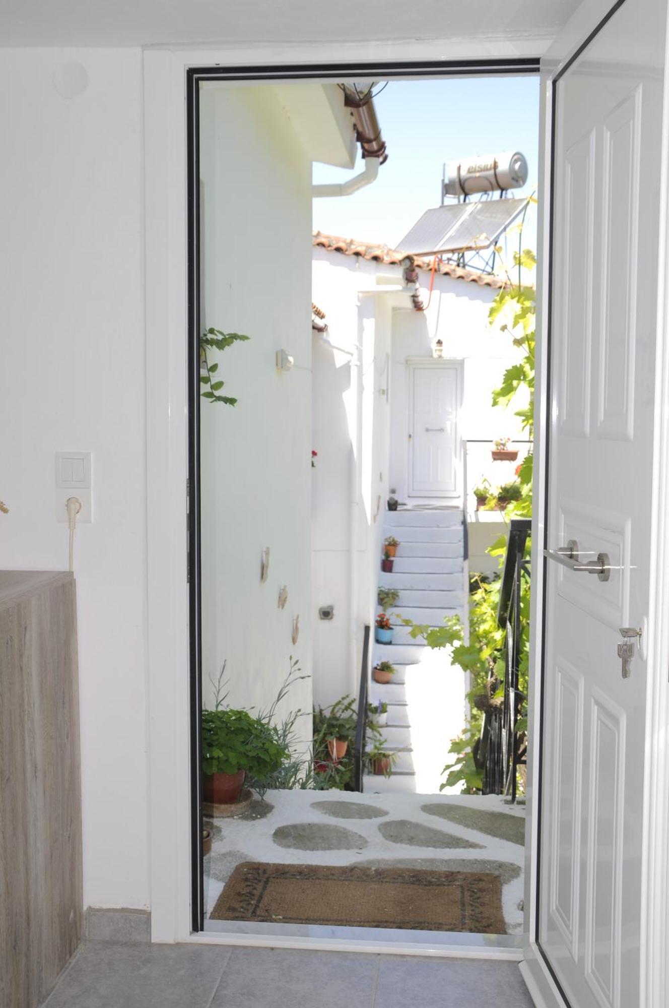 Heracles Guesthouse Rovies Ngoại thất bức ảnh