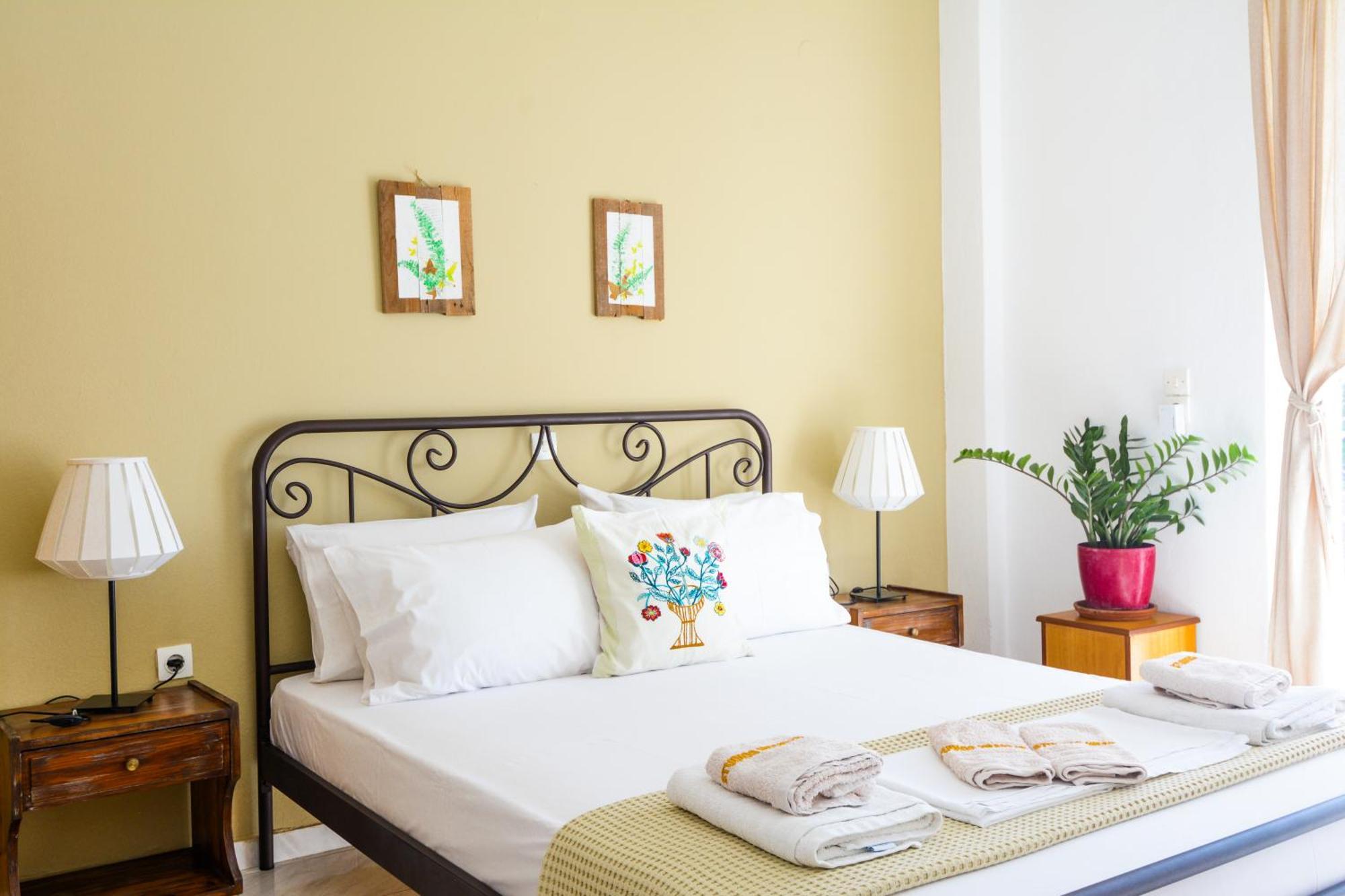 Heracles Guesthouse Rovies Ngoại thất bức ảnh