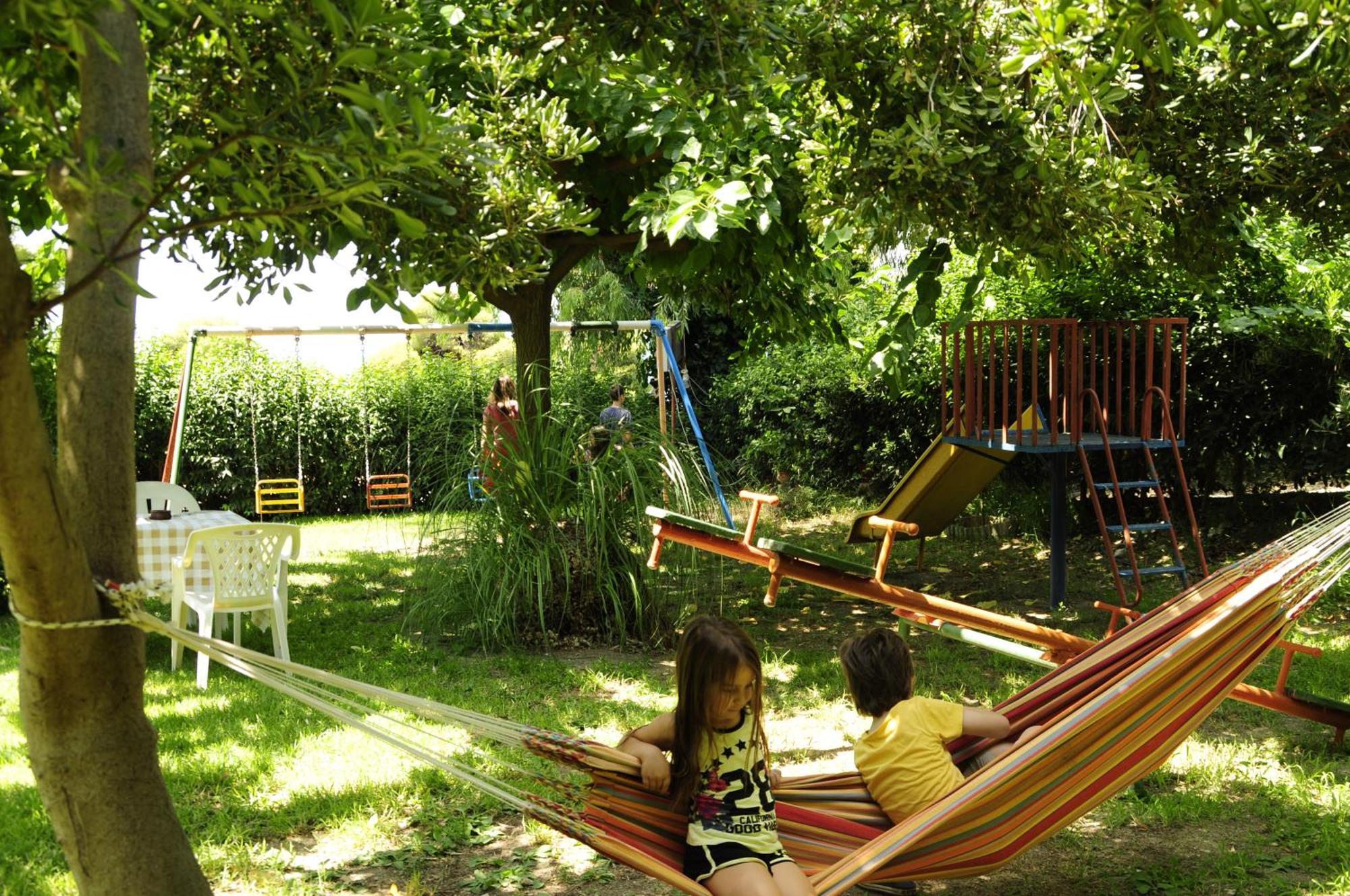 Heracles Guesthouse Rovies Ngoại thất bức ảnh