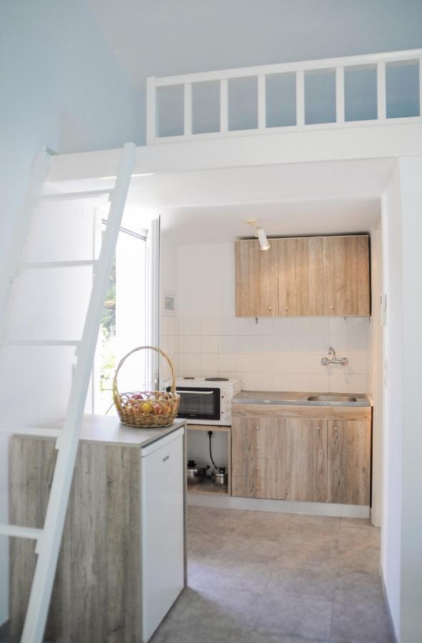 Heracles Guesthouse Rovies Ngoại thất bức ảnh